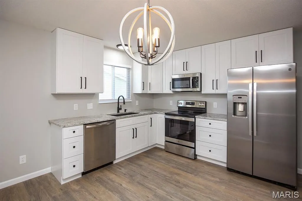 2 bed, 2.0 bath, 945 sqft, $1,695 — Photo 2