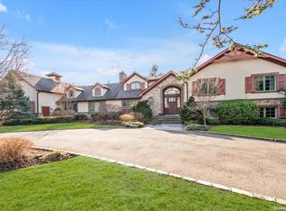 19 Cedar Ln, Port Washington, NY 11050