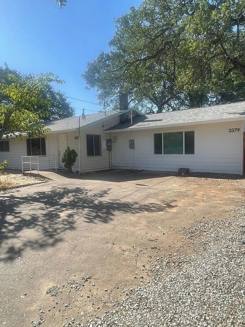 3 Bed 1 Bath House With A Fenced Backyard — Photo 3