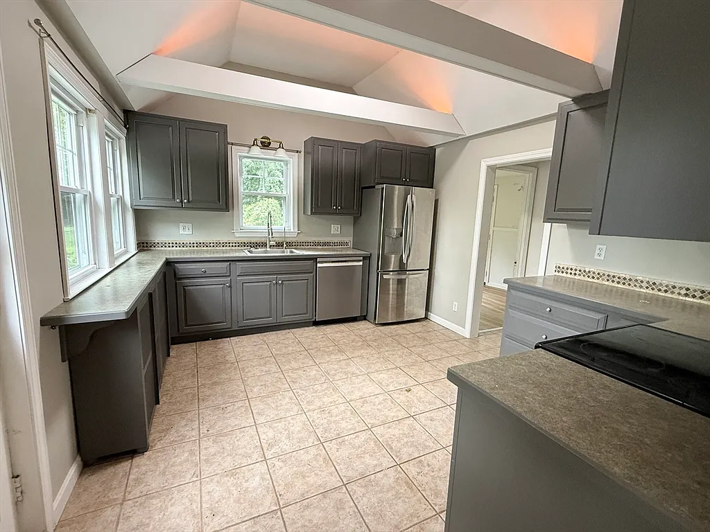 3 bed, 1.0 bath, 1178 sqft, $3,800 — Photo 4