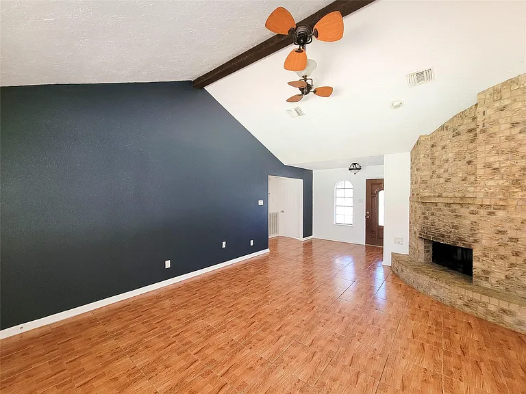 409 S Travis St — Photo 8
