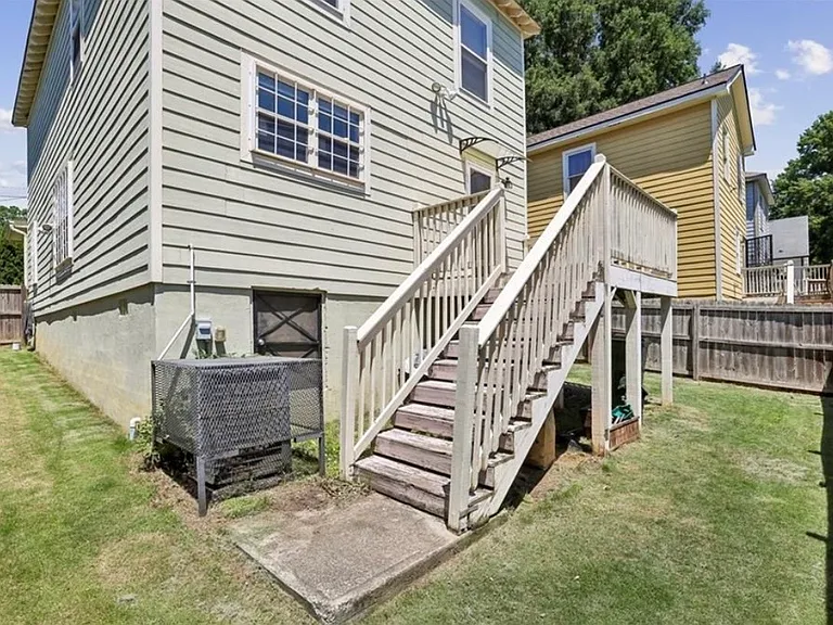 744 Garibaldi St SW — Photo 15