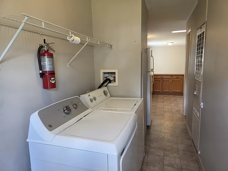 3951 Bentwood Cir W — Photo 40