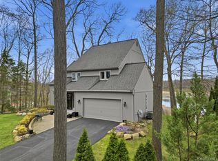 4965 Grover Dr, Brighton, MI 48116