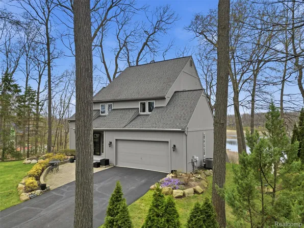 4965 Grover Dr, Brighton, MI 48116