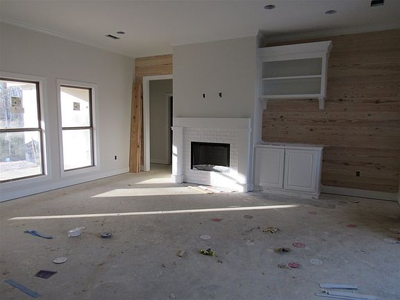 3rd image of 124 Glenwild Trl