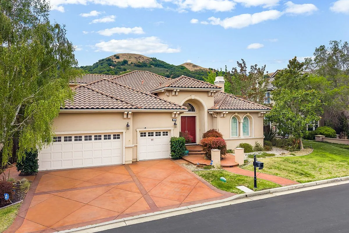 5 bed, 4.5 bath, 5053 sqft, $9,800 — Photo 3