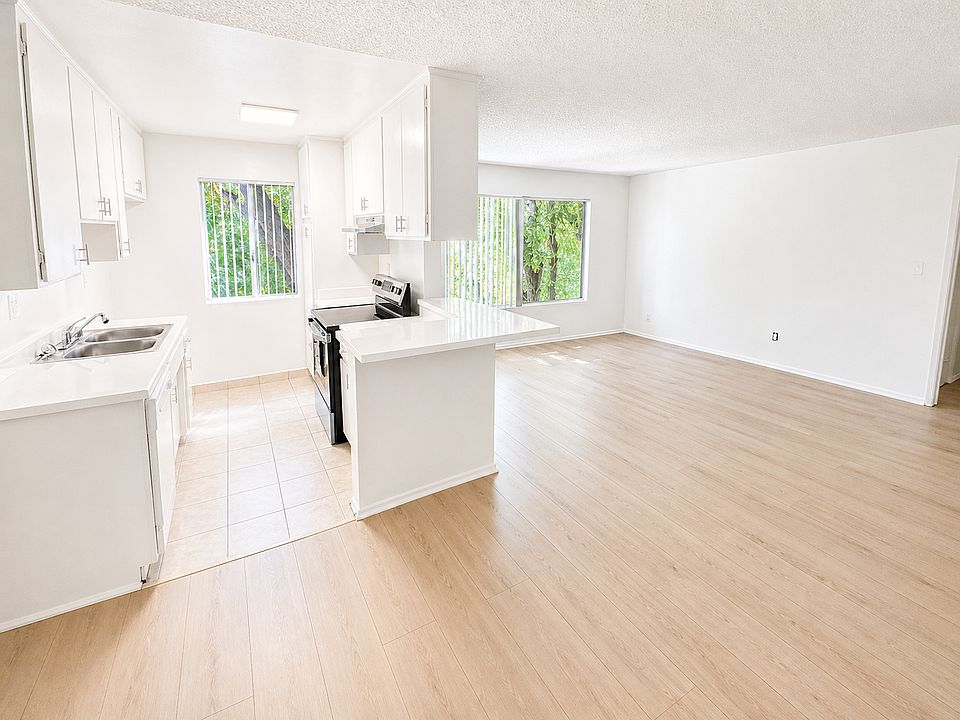 1st image of 4424 Woodman Ave APT 305