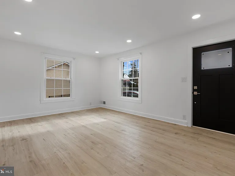 3284 Annandale Rd — Photo 12