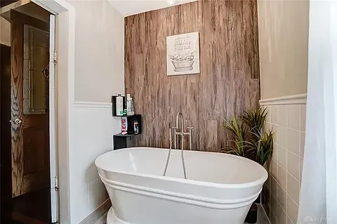 5 bed, 4.5 bath, 6141 sqft, $6,000 — Photo 3