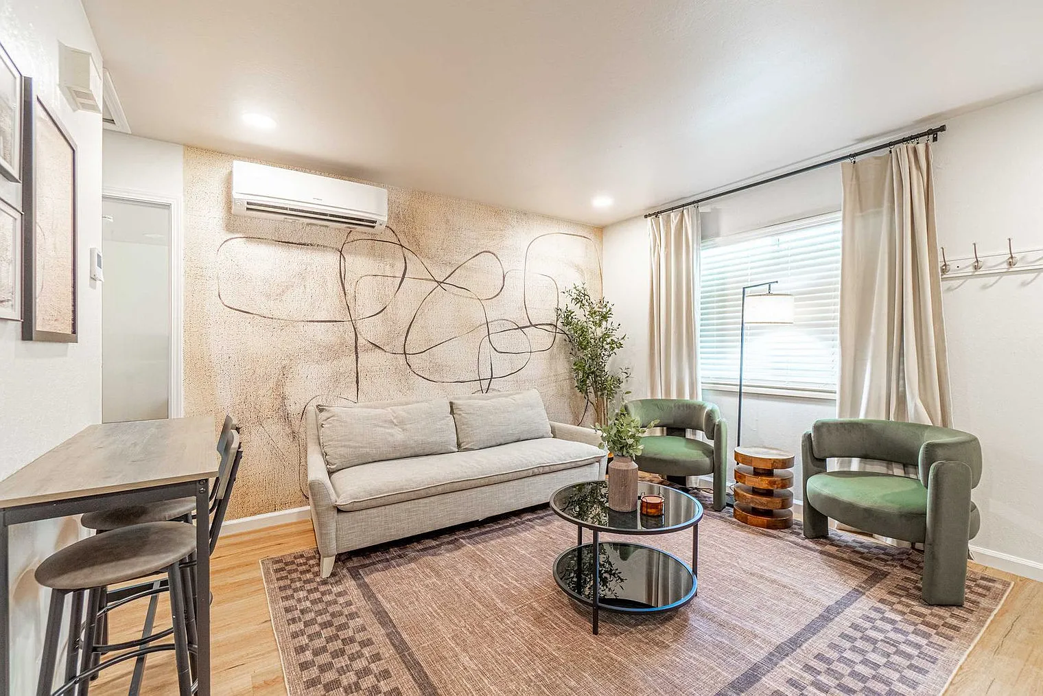 1 bed, 1.0 bath, 893 sqft, $3,565 — Photo 2