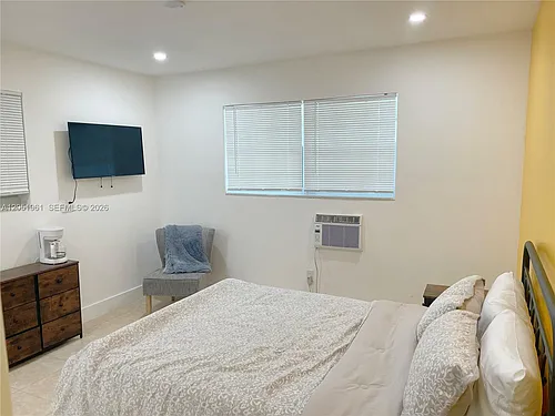 320 NE 160th St #A Photo 1 320 NE 160th St #A Photo 1