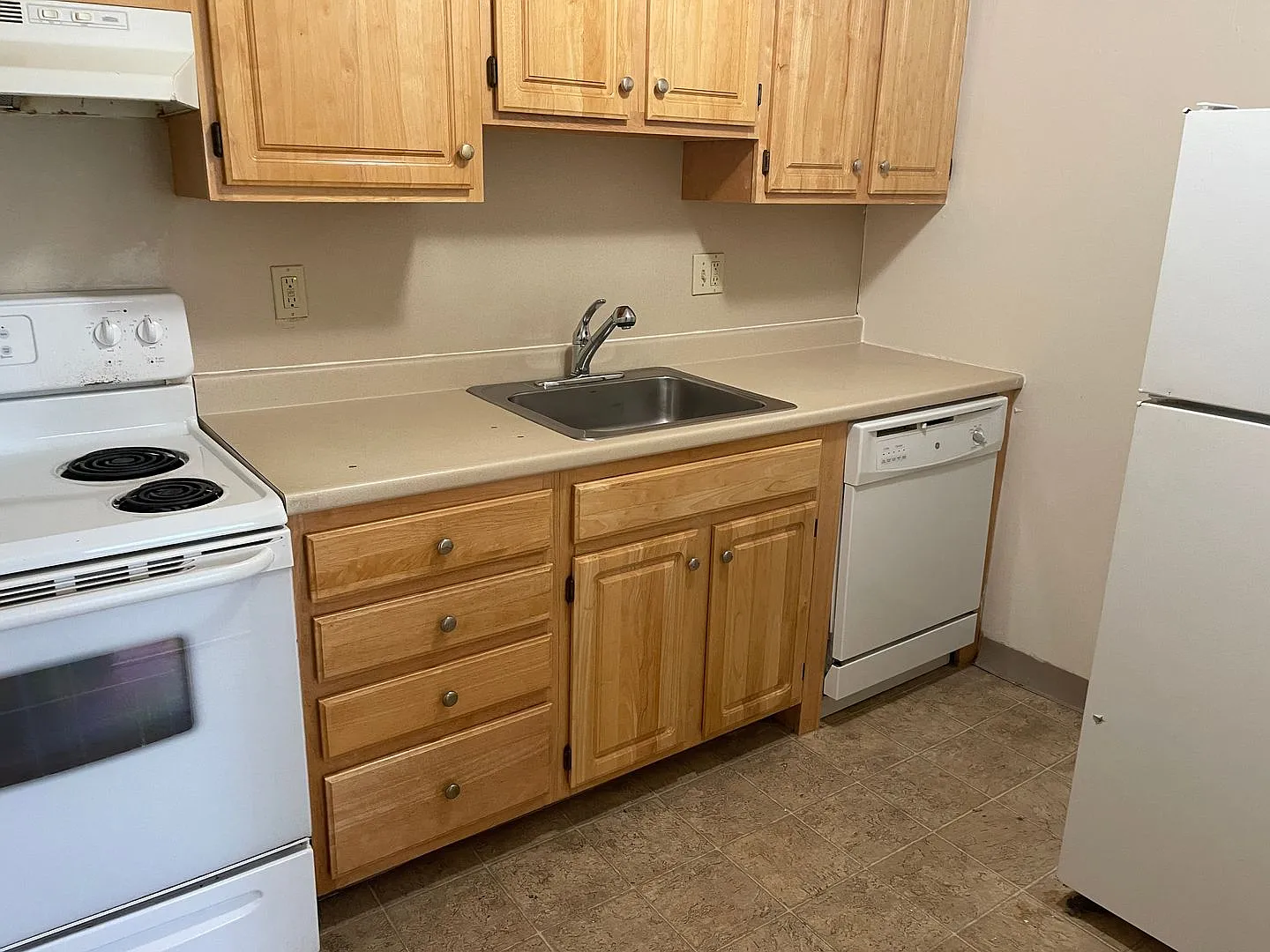 Free Month Modern 1st Floor Sunny B2 Ed Parking Included, Heat Hw Inc 1 Free Month No Lead Paint — Photo 2