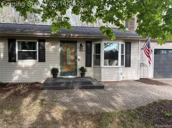 2430 Virginia Park Dr, Lapeer, MI 48446
