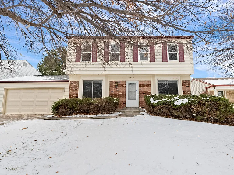 1009 S Lewiston Way — Photo 1