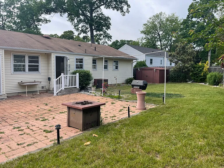 887 Royal Ln — Photo 3