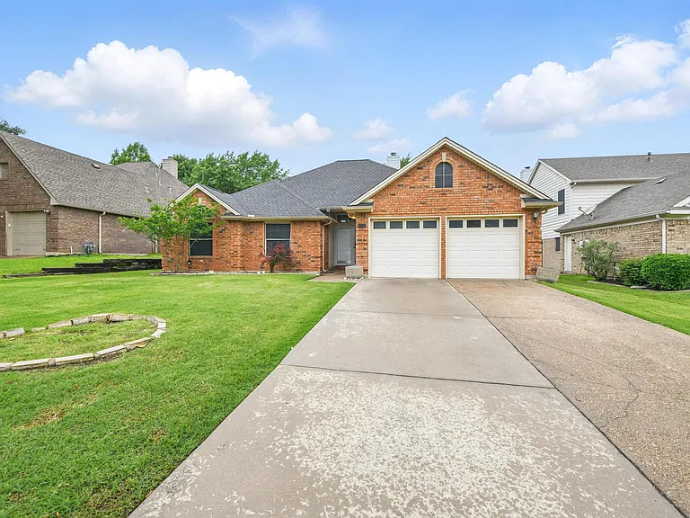 2432 Covington Dr — Photo 3
