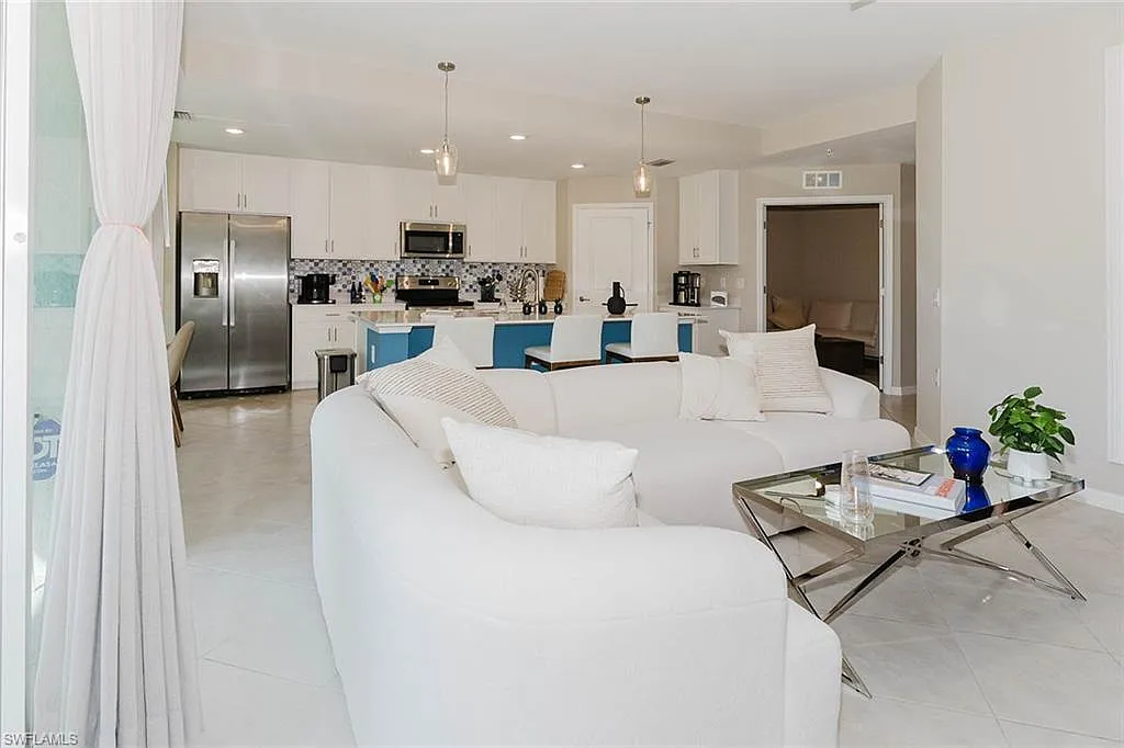 2 bed, 2.0 bath, 1366 sqft, $5,995 — Photo 4