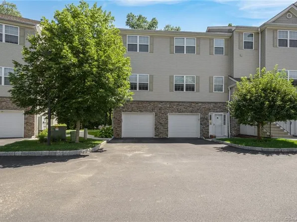 17 Riverview Court #17, Brookfield, CT 06804