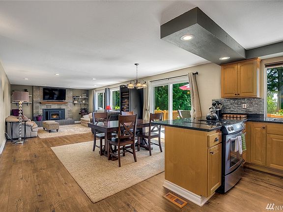 The free-flowing open concept of the main floor effortlessly incorporates the kitchen, dining and living room. 