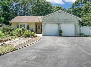 15 Marlan Ct, Smithtown, NY 11787