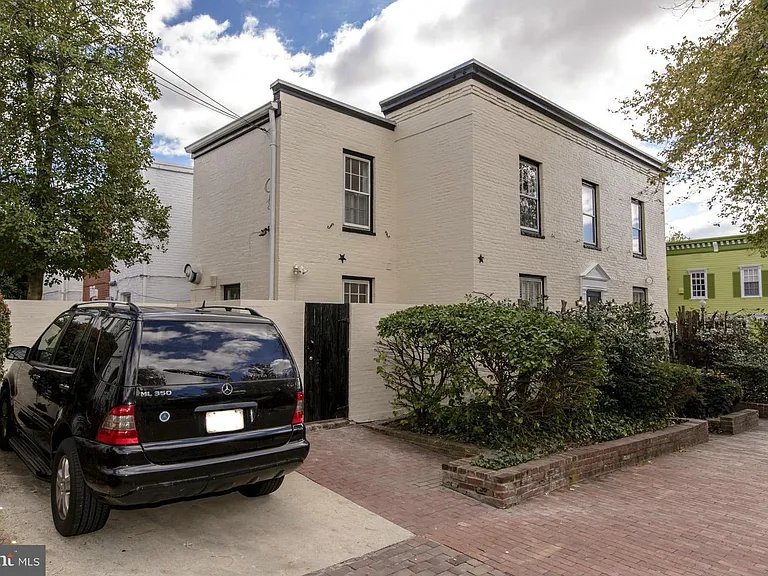 1401 35th St NW — Photo 1