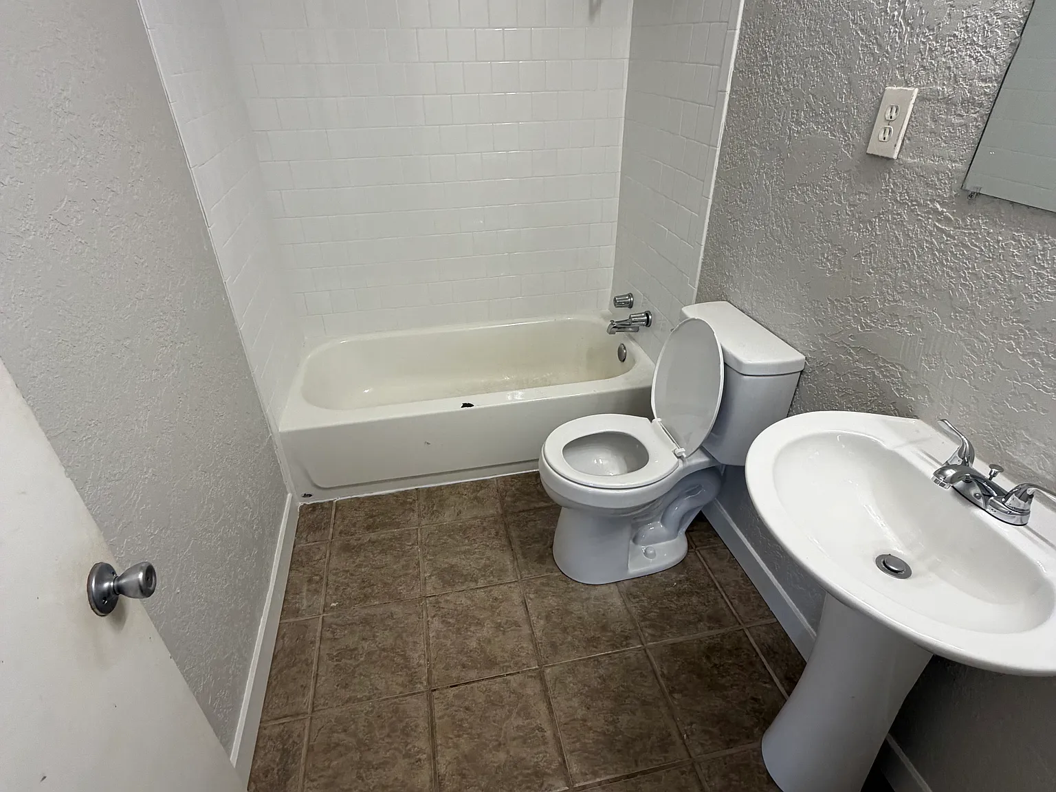 3 bed, 1100 sqft, $1,100 — Photo 4