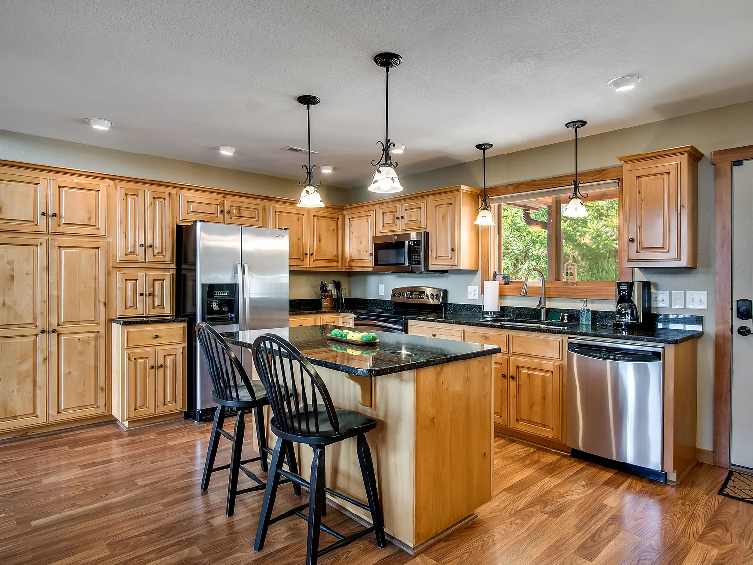 7 bed, 5000 sqft, $4,250 — Photo 2