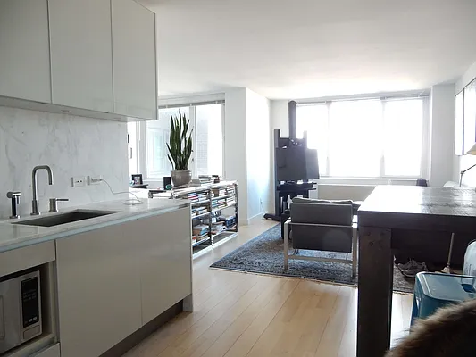 Rented by Starts New York Realty LLC | media 33