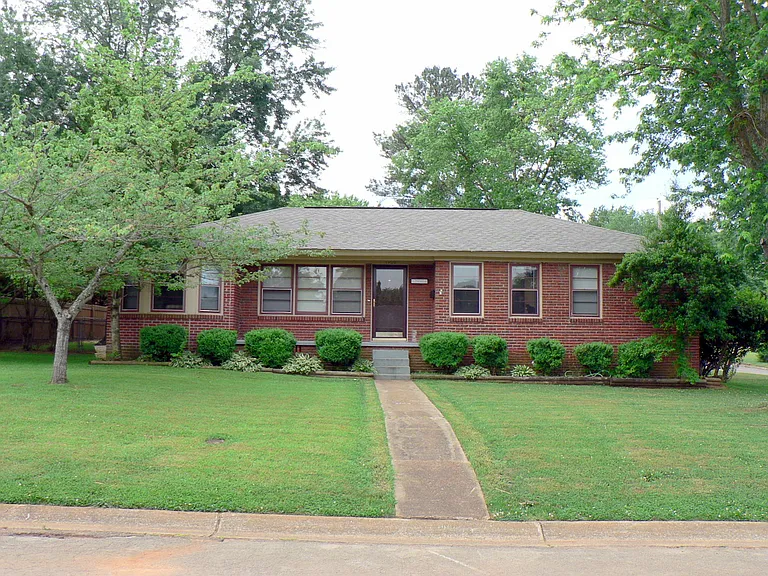 1900 Stevens Dr NE — Photo 3