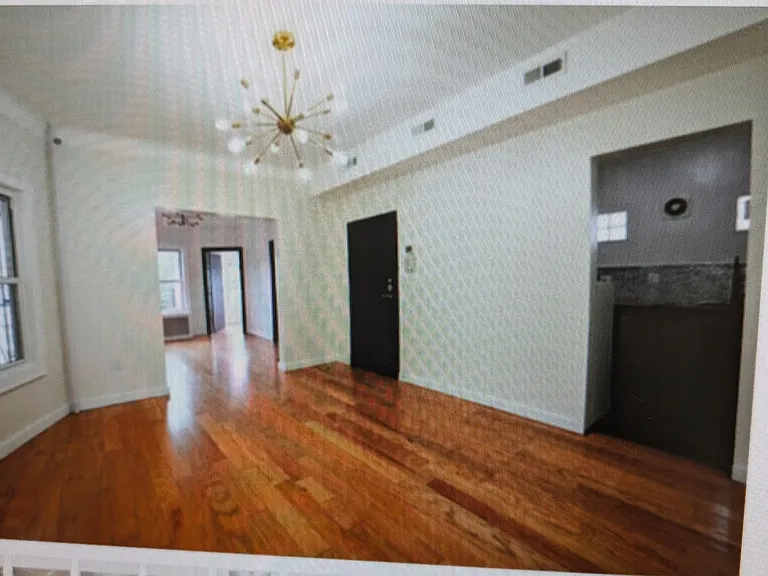 915 E 12th St #2 — Photo 1