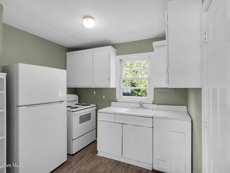 304 N B St — Photo 6