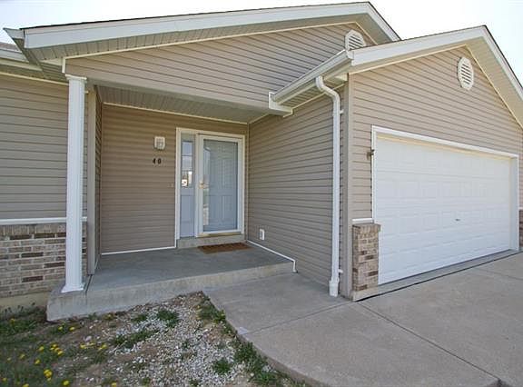 3rd image of 40 S Camelot Dr