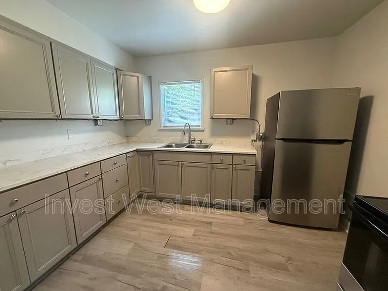 615 NE 6th Ave #5 — Photo 8
