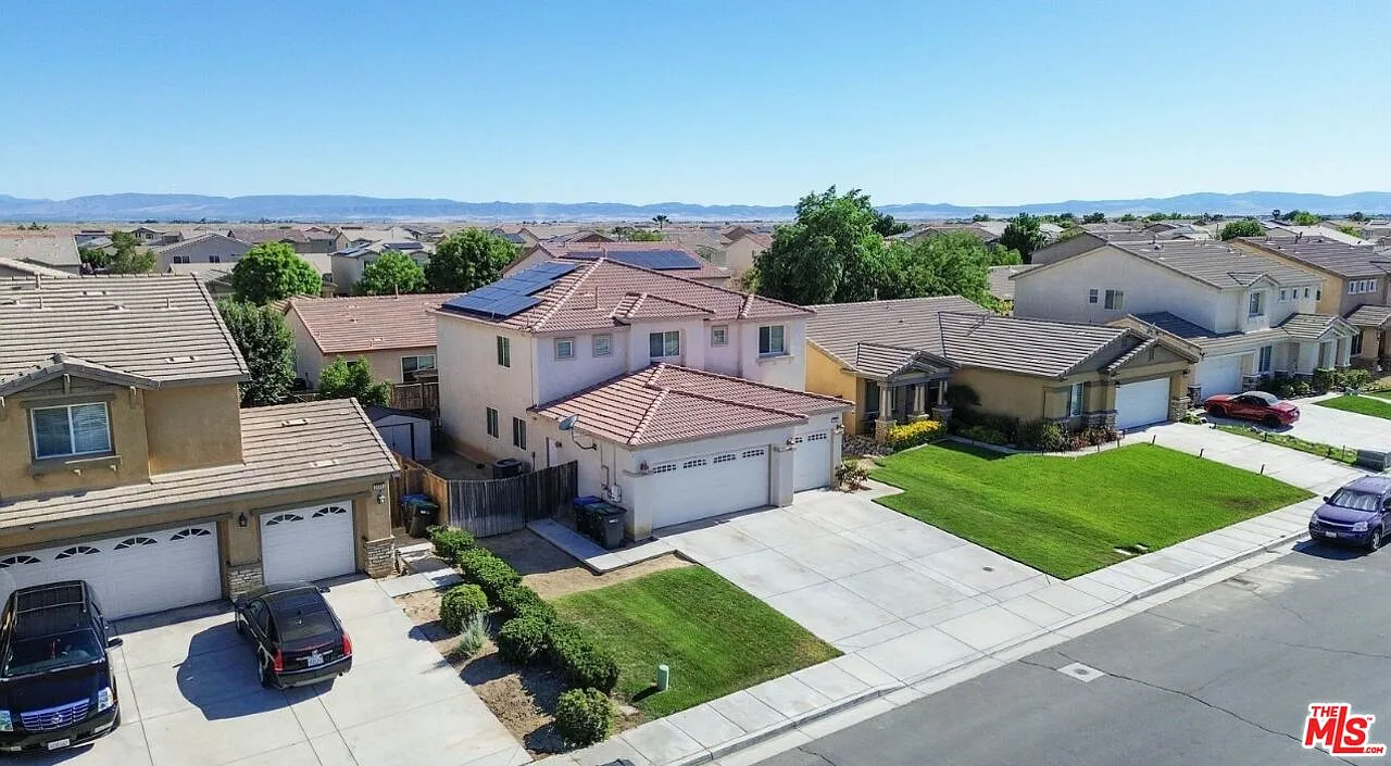 4 bed, 2.5 bath, 2873 sqft, $3,400 — Photo 2