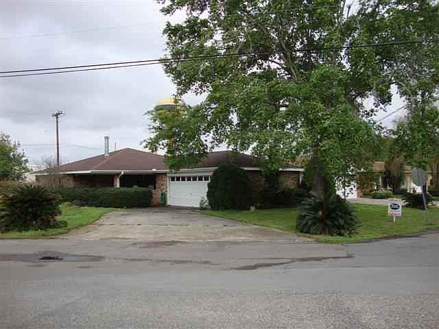 1st image of 611 S 33rd St