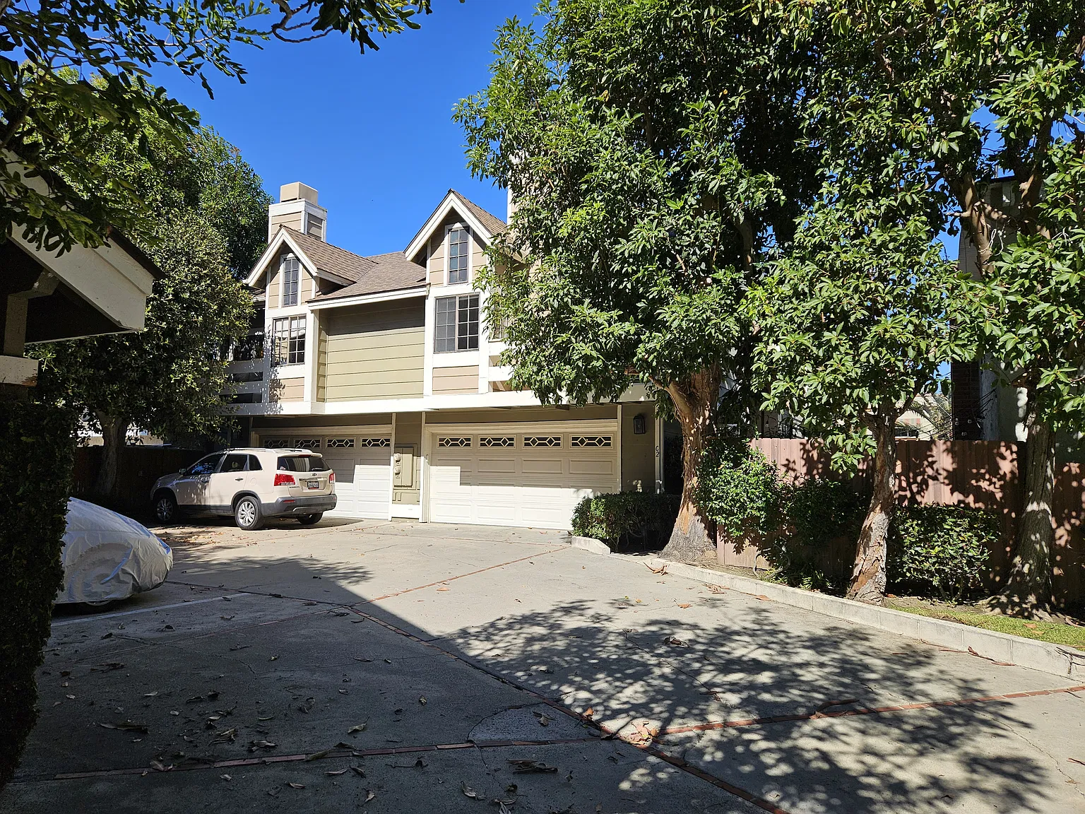 2 bed, 2.5 bath, 1377 sqft, $5,000 — Photo 2
