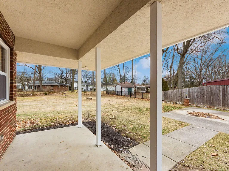 2652 Maplewood Dr — Photo 5