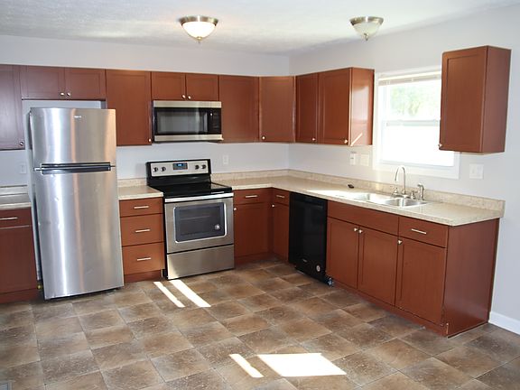 3rd image of 915 N Broadway St