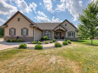 W347N5803 Foxglove Ct, Oconomowoc, WI
