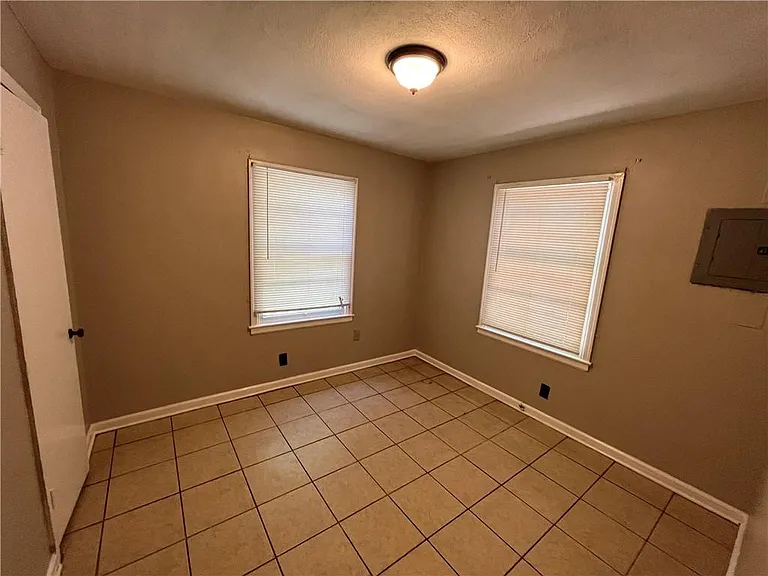 2408 N McVay Dr — Photo 7
