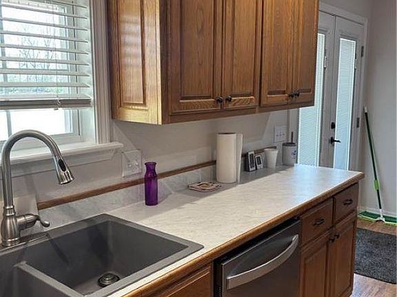 5th image of 912 College St