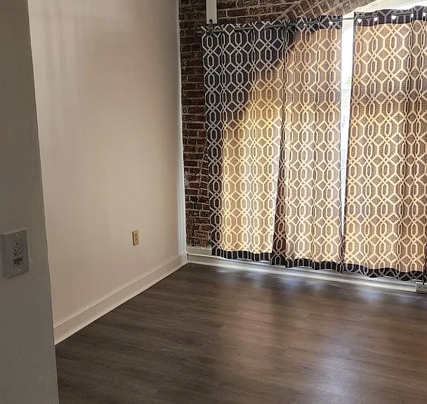 101 W Oak St — Photo 3