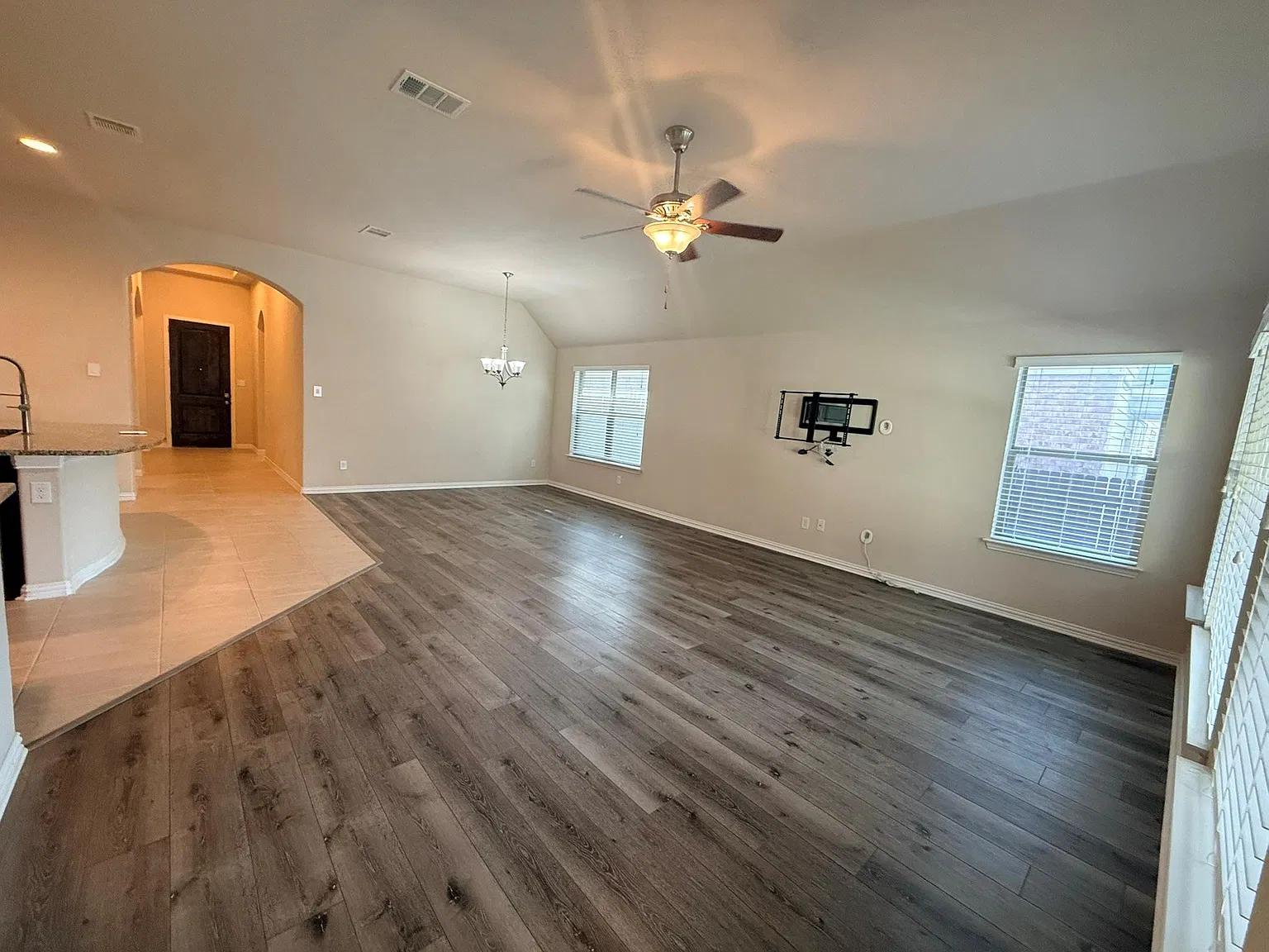 3 bed, 2.0 bath, 1850 sqft, $2,200 — Photo 4