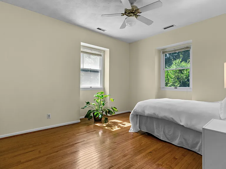 80 Howland Rd — Photo 37