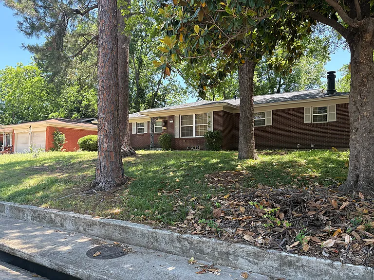 1110 W Sanford St — Photo 1