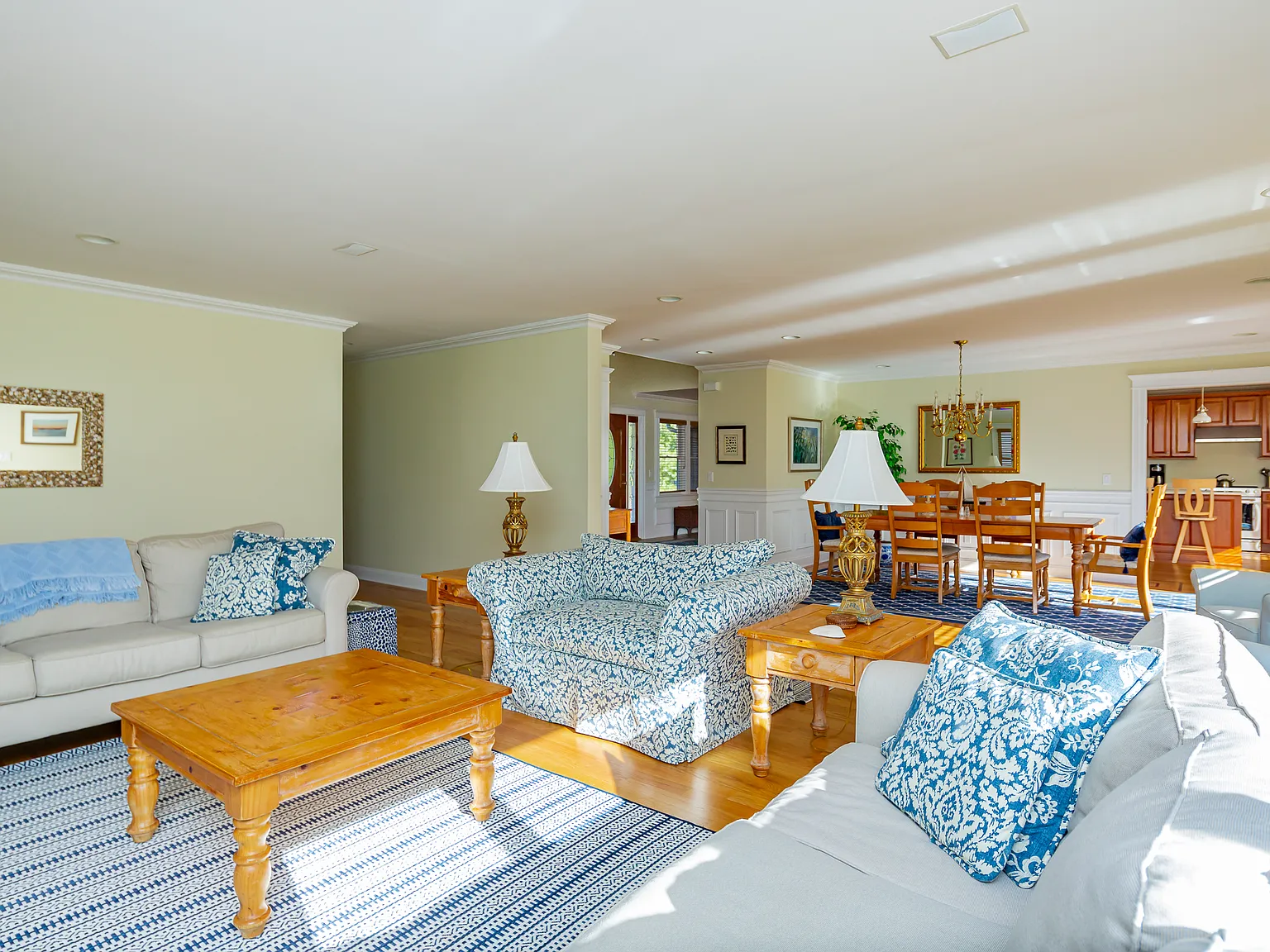 Pristine East Hampton Traditional — Photo 3