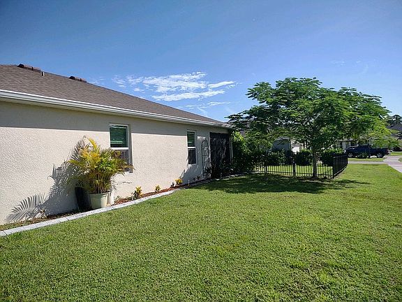 4th image of 3301 Acapulco Cir
