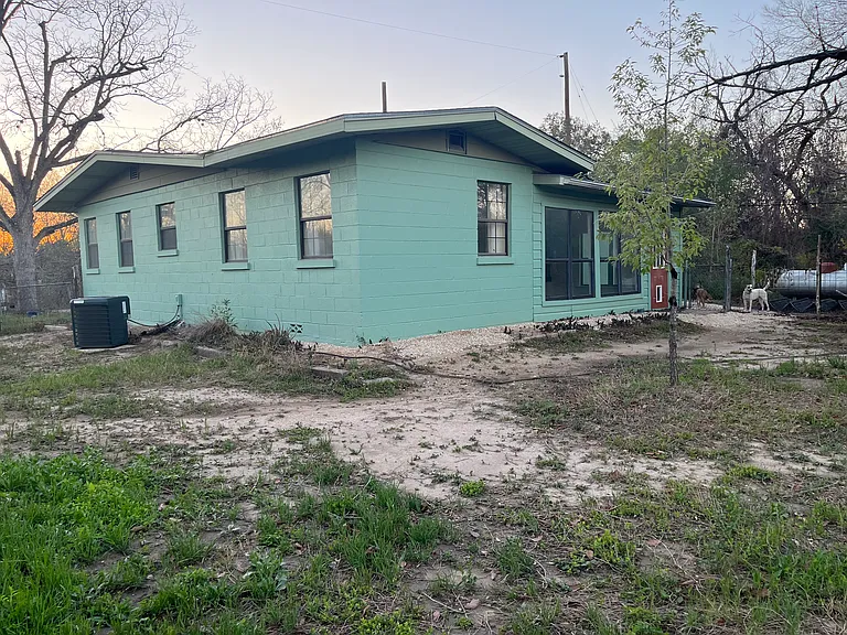 1914 E Pyron Ave — Photo 2