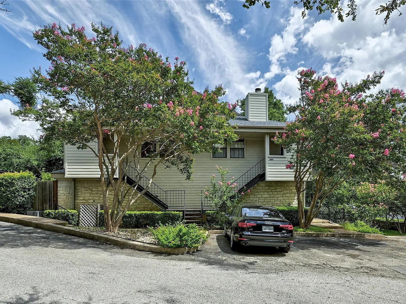 2 bed, 1.0 bath, 895 sqft, $1,675 — Photo 2